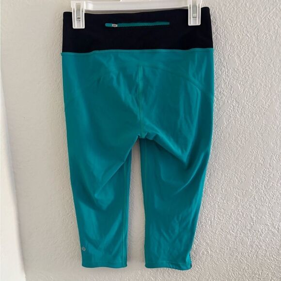 Lululemon Athletica Blue and Black Ankle Cropped Pants - Picture 4 of 8